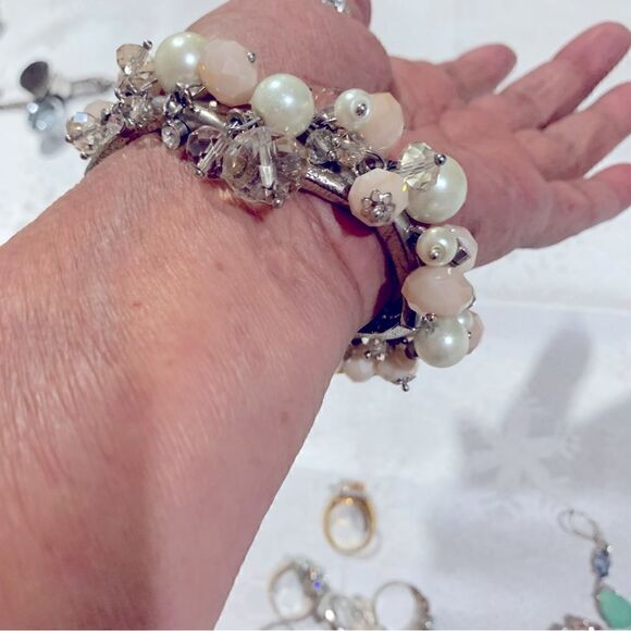 Simmering Sparking Crystals & Faux Pearl Flex Bracelet OSFA Gorgeous - Picture 3 of 5